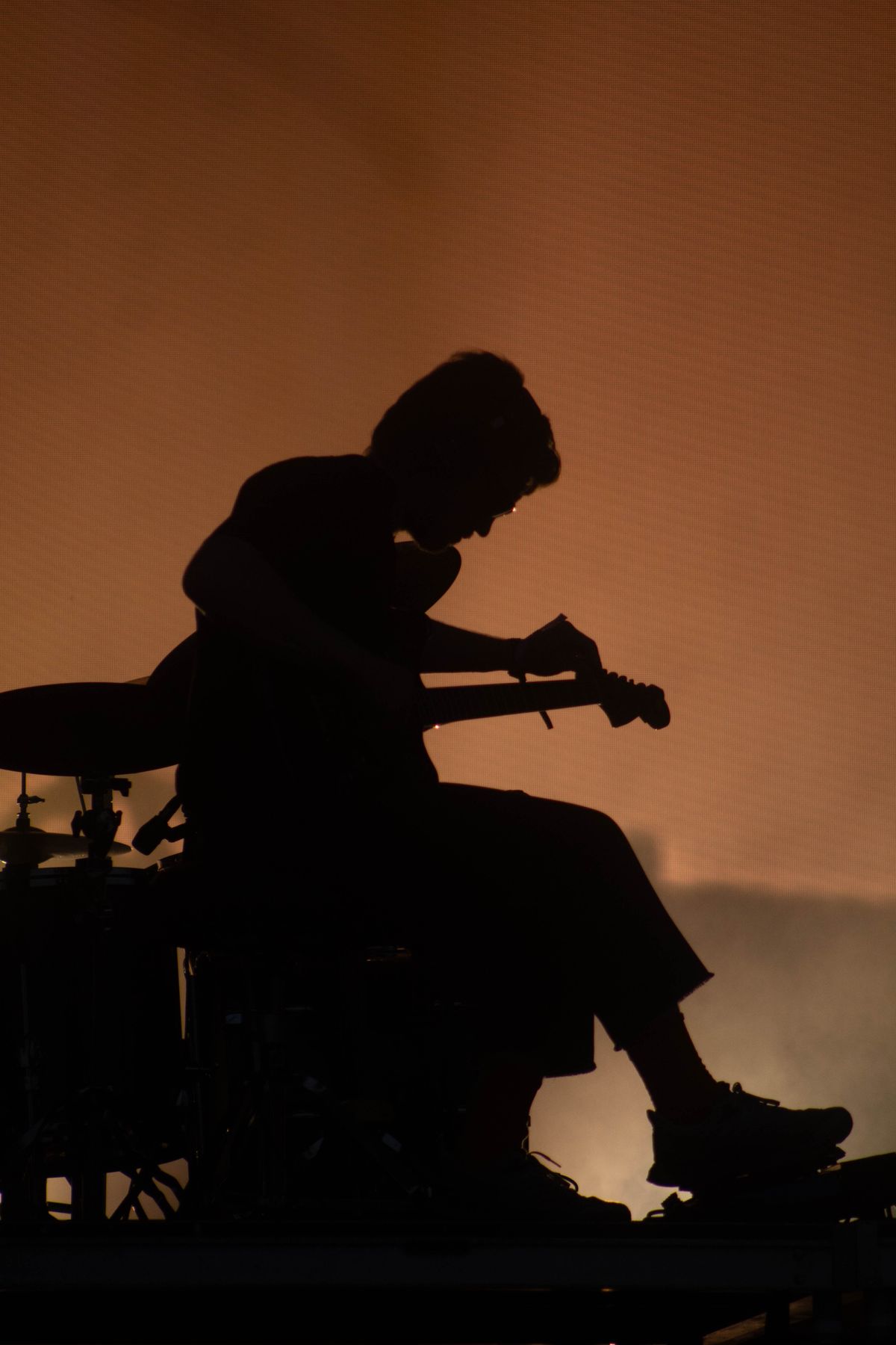 Silueta ilustrativa de un guitarrista en escena